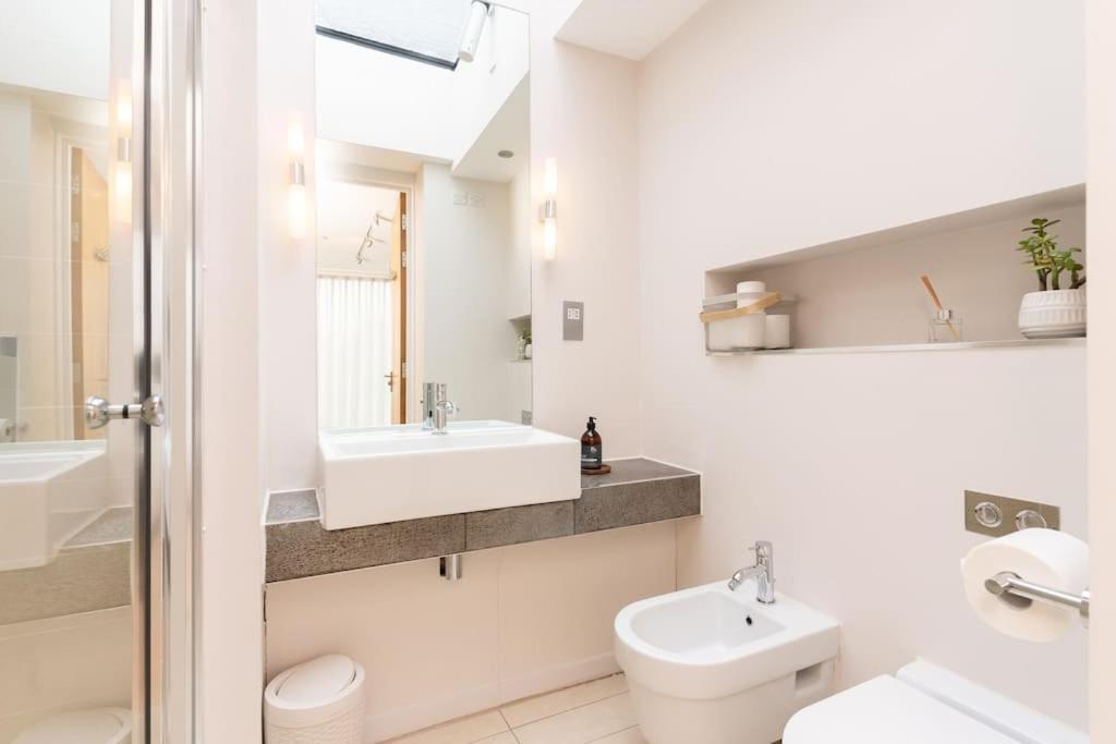 Luxury Water Tower I Roof Bar I Cinema Villa Cardiff Bagian luar foto