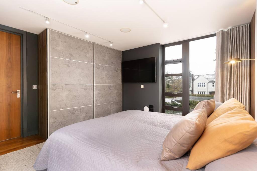 Luxury Water Tower I Roof Bar I Cinema Villa Cardiff Bagian luar foto